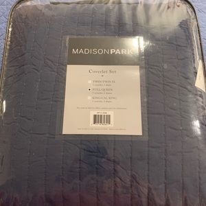 Queen comforter and shams